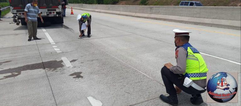 Polisi Olah TKP Kecelakaan di Tol Terpeka Yang Akibatkan Satu Orang Luka Berat