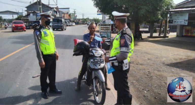 Satlantas Polres Tulang Bawang Bagikan Ratusan Masker Secara Gratis di Dua Lokasi Berbeda