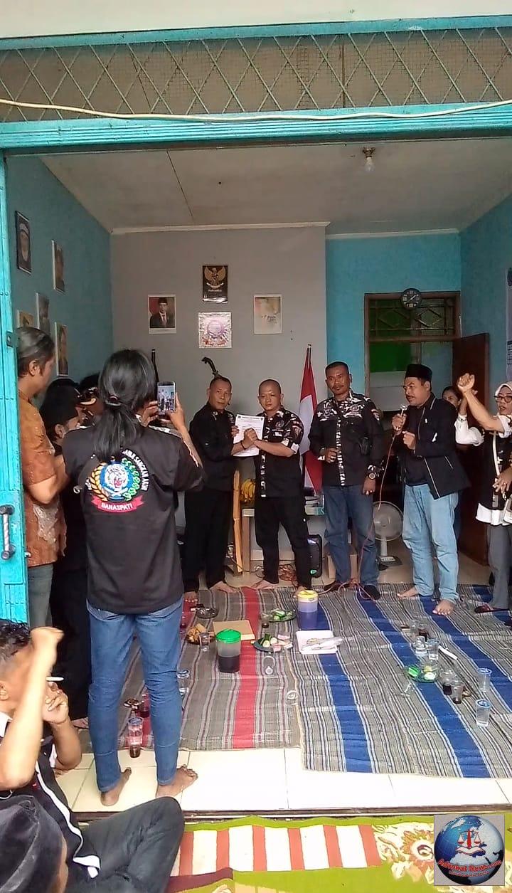 Penyerahan SK Ketua Baru Ormas Banaspati DPC Kota Bekasi oleh Ketua Harian Zaenawar (Awang)