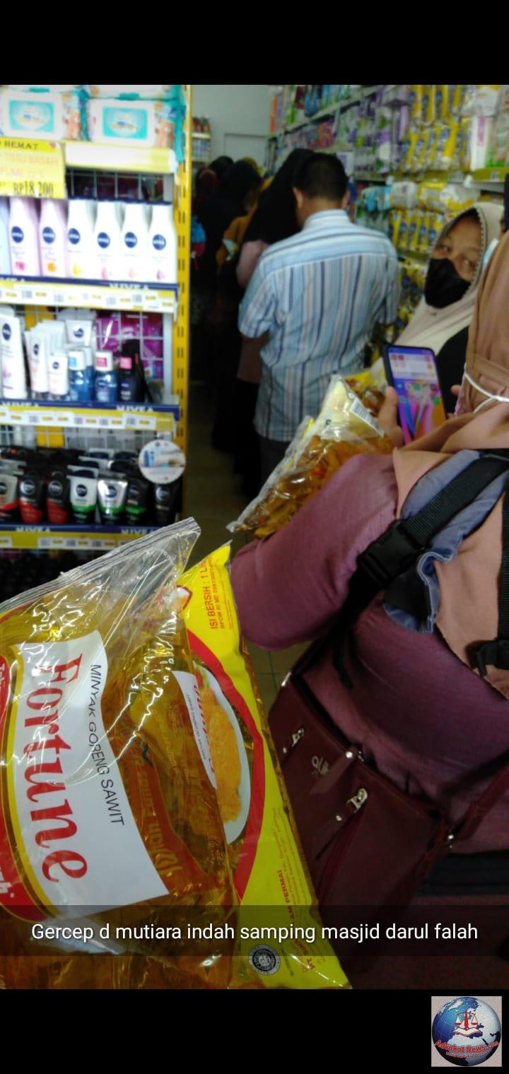 Penjual Minyak Goreng diserbu Bapak-Bapak