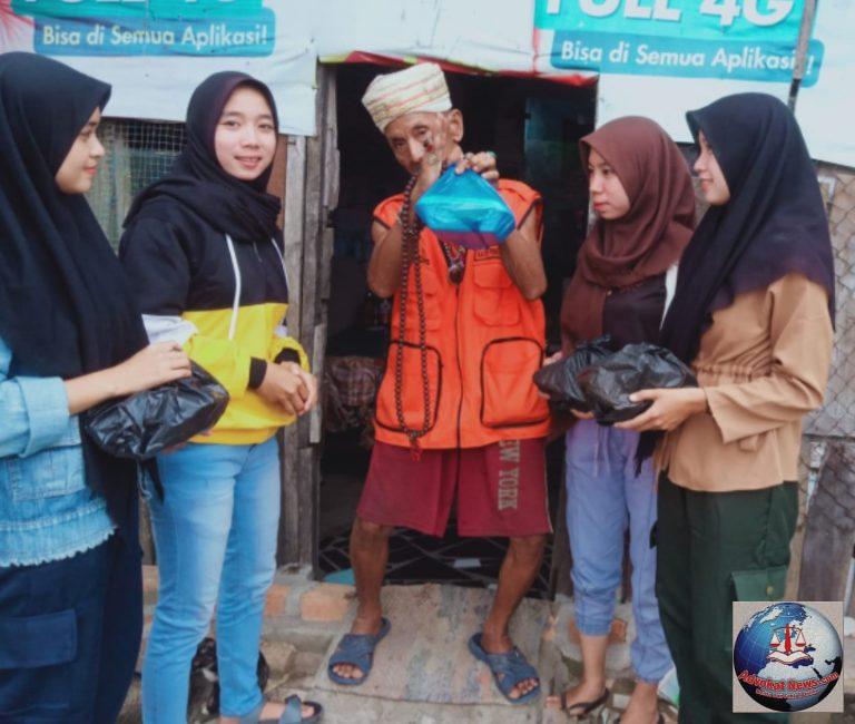Wartawati Tulang Bawang Bagi-Bagi Takzil Kepada Lansia dan Masyarakat Kurang Mampu