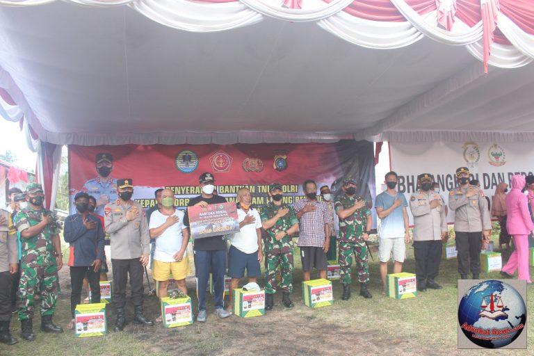 Danrem 045/Gaya Dan Kapolda Serahkan Bantuan Korban Bencana Alam Angin Puting Beliung Desa Kbintik