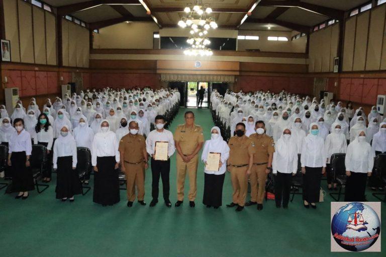 Serahkan SK Untuk 227 CPNS, Plt. Wali Kota Tegaskan Berikan Pelayanan Terbaik, Tanggung Jawab, Loyalitas, Serta Jaga Nama Baik Pemerintah