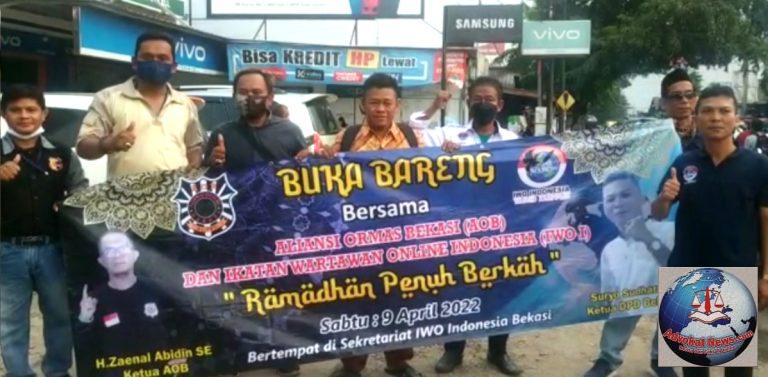 Aliansi Ormas Bekasi Bersama IWO Indonesia Bagikan Takjil Jelang Buka Puasa