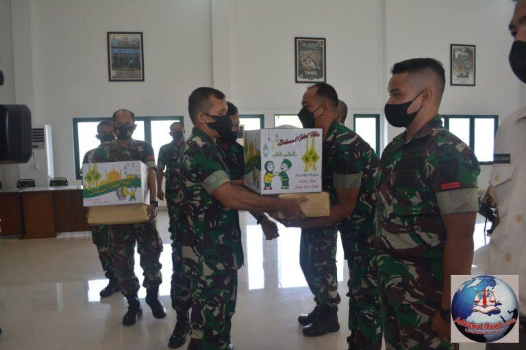 Danrem 045/Gaya Menyerahkan Bingkisan Lebaran Kepada Prajurit dan PNS Makorem