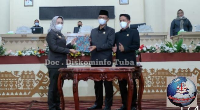 Bupati Winarti menerima rekomendasi LKPJ Tahun Anggaran 2021 pada paripurna DPRD Kabupaten Tulang Bawang