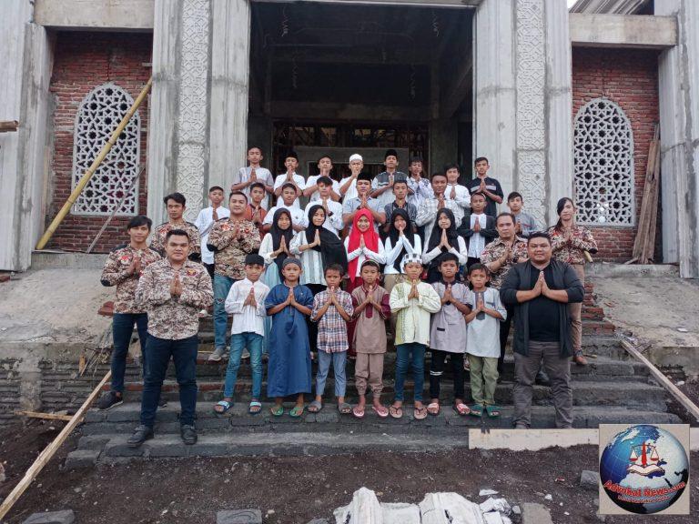 Waraney Puser In’tana TL Jalin Persatuan Kerja Bakti di Masjid Djami Darul Ulum Kakenturan