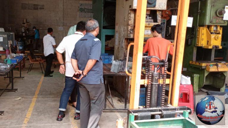 DLH Kabupaten Bekasi Sidak PT Bistec dan Temukan Serbuk Besi Diduga Mengandung B3