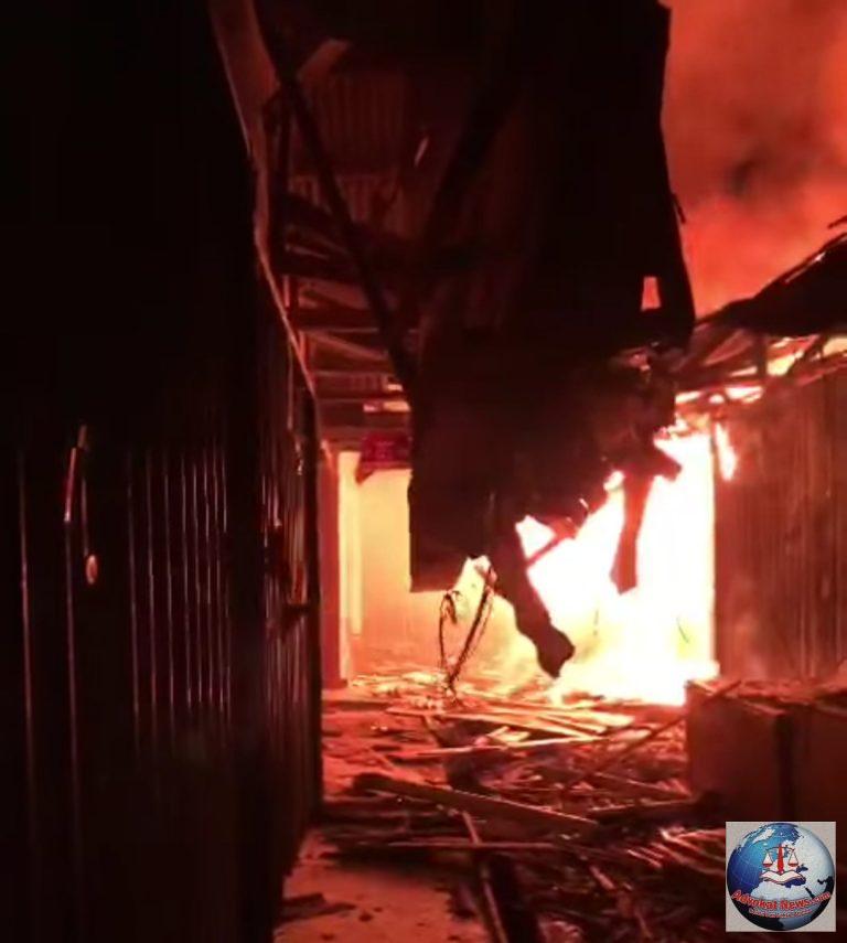 Warga dan Blanwir Gagalkan Sijago Merah Melahap Seluruh Pasar Unit 2 Tuba