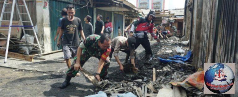 Kodim 0426 Gerak Cepat Bersihkan Puing Toko Pasar Unit 2 Tuba Usai Terbakar