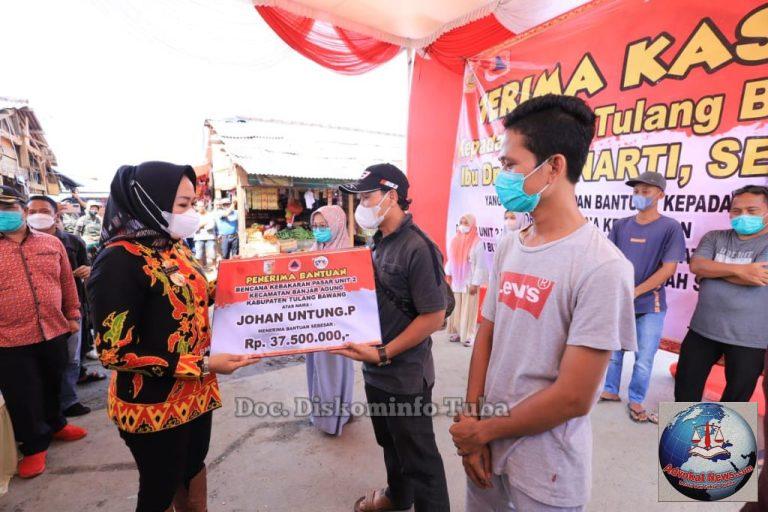 Bupati Winarti Buktikan Kepedulian Terhadap  Pedagang Terkena Musibah Kebakaran