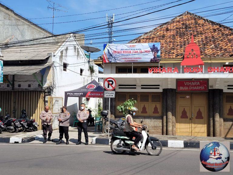 Hari Raya Waisak 2566 Tahun 2022 Personil Polres Purwakarta Melakukan Pengamanan Di Vihara Budi Asih Purwakarta