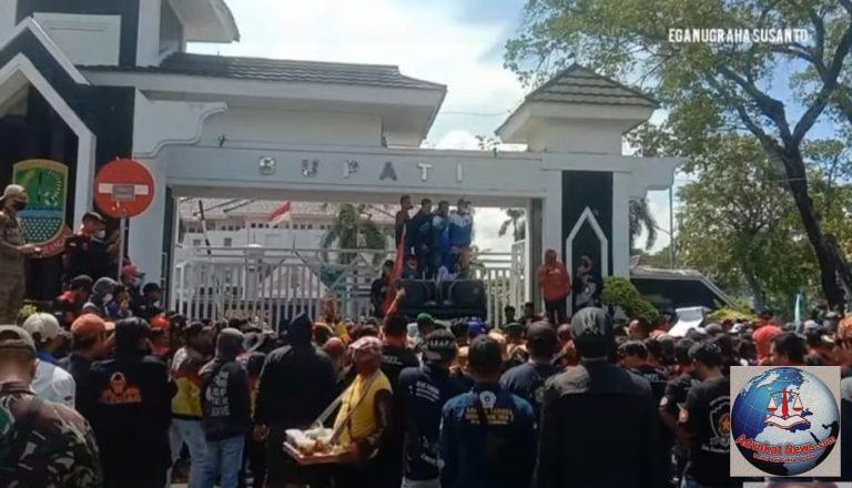 “Dana APBD Hampir 5 Triliun”Jalan Rusak Di Abaikan,Masyarakat Karawang Utara Geruduk Pemda Kabupaten Karawang