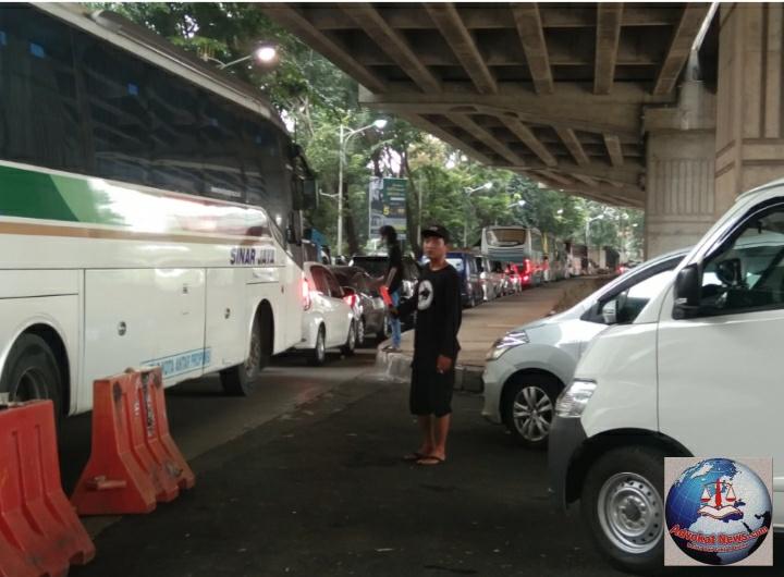 Lalu Lintas Arah Kota Bekasi Mengalami Macet Berjam-jam di Duga Akibat Penerapan “One Way”