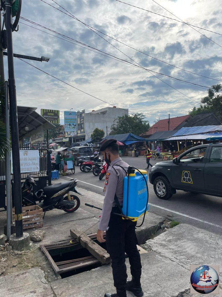 Satgas Mobilisasi dan Yustisi Ops Aman Nusa II Lanjutan 3 Polres pangkalpinang Semprotkan Cairan Disinfektan di Tempat Umum