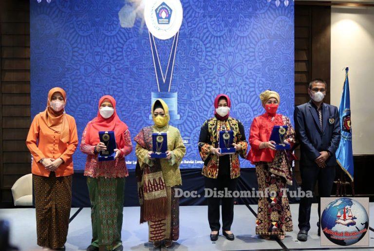 Prestasi Lagi ! Bupati Winarti Raih Penghargaan Perempuan Inspiratif Inisiator Program BMW oleh IKWI Lampung