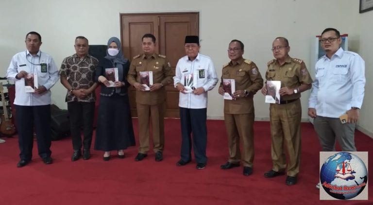 Bupati Beri Sekapur Sirih pada Buku Ilmu Hukum