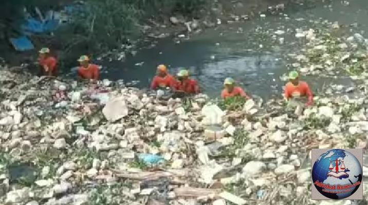 Pemkab Bekasi Angkut 150 Ton Sampah dari Sungai Cikarang Hilir