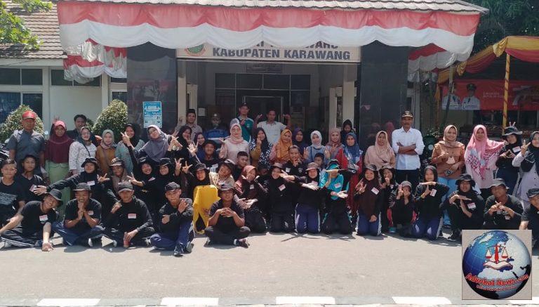 Jelang HUT RI 77 Siswa -Siswi SMA Negeri 1 Tegalwaru Giat Lakukan Seksi Latihan Paskibra Di Halaman Kecamatan Tegalwaru