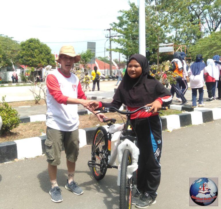 Dalam Rangka Menyambut HUT RI 77 Kecamatan Tegalwaru kabupaten Karawang Adakan Acara Jalan Santai