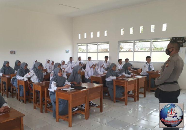 Kanit Binmas Polsek Tegalwaru Memberikan Sosialisasi Tentang Tertib Berlalulintas Dan Bahaya Narkoba Kepada Siswa -siswi SMAN1 Dan SMP PGRI