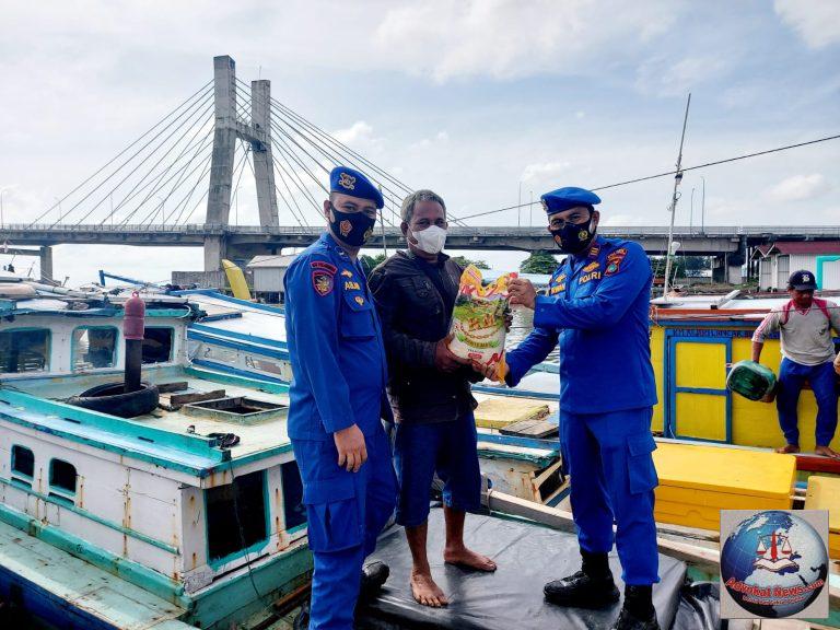 Ringankan Beban Warga Pesisir Terdampak Harga BBM Naik, Polair Polres Pangkalpinang Berbagi Sembako