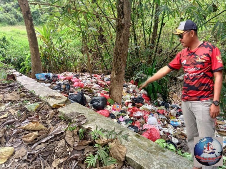 Tumpukan Sampah di Pinggir Jalan Dikecam Keras Ormas Pemuda Pancasila Tegalwaru Kab. Karawang