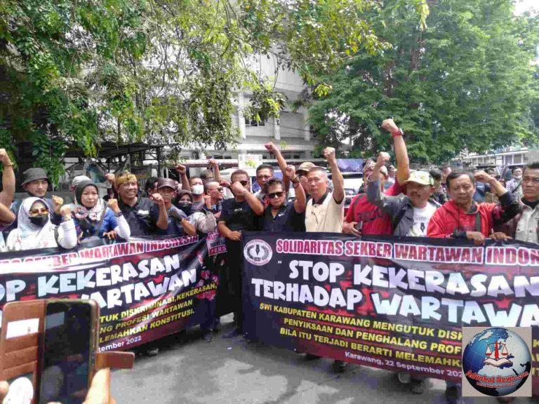 Insan Pers Tumpah Ruah Menggelar Aksi Solidaritas Di Gedung DPRD kabupaten Karawang