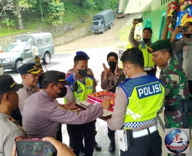 Kapolsek Tegalwaru Beserta Jajaran Berikan Surprise Ke Markas TNI DENHARLAT Dalam Rangka HUT TNI Ke 77
