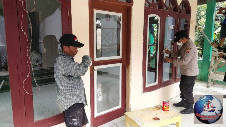 Polsek Purwakarta Kota Gotong Royong Dengan Warga Lakukan Pembersihan dan Pengecetan Mushola