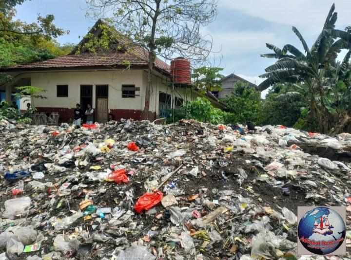 Tumpukan Sampah di Samping SDN Bojongsari, Walantara “Siswa Butuh Lingkungan bersih”