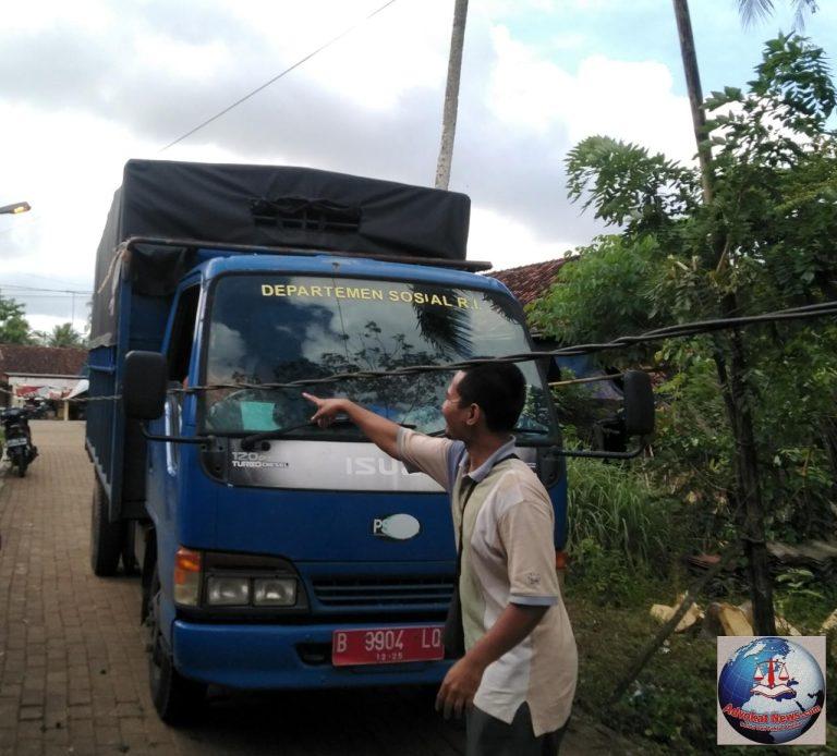 Mobil Truk Tersangkut Kabel Listrik Milik PLN