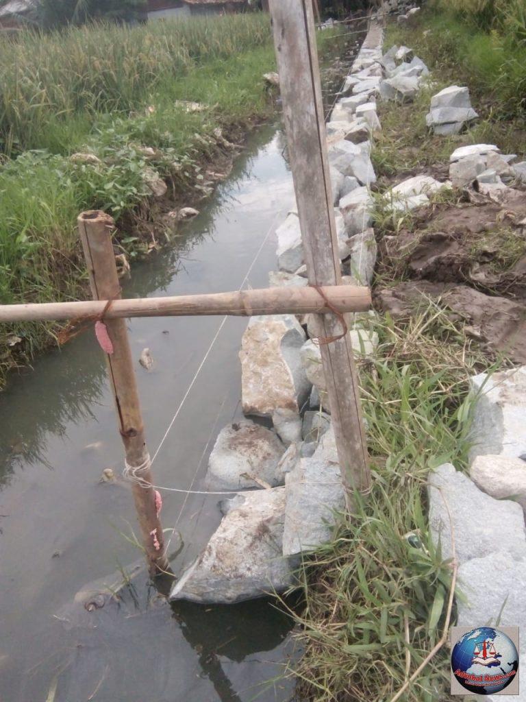 Diduga CV.KENCANA kerjakan Turap Saluran Tersier Tidak Sesuai RAB Pasang Tataletak Dasar Pondasi Keadaan Banjir Pihak Pengawas Dinas PUPR Molor