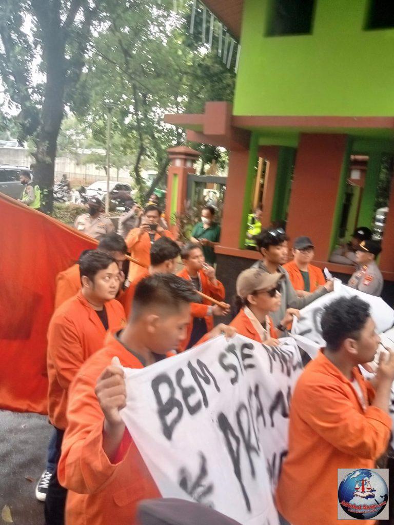Bekasi Darurat Korupsi BEM STIE Mulia Pratama kembali turun ke jalan 3 hari berturut-turut