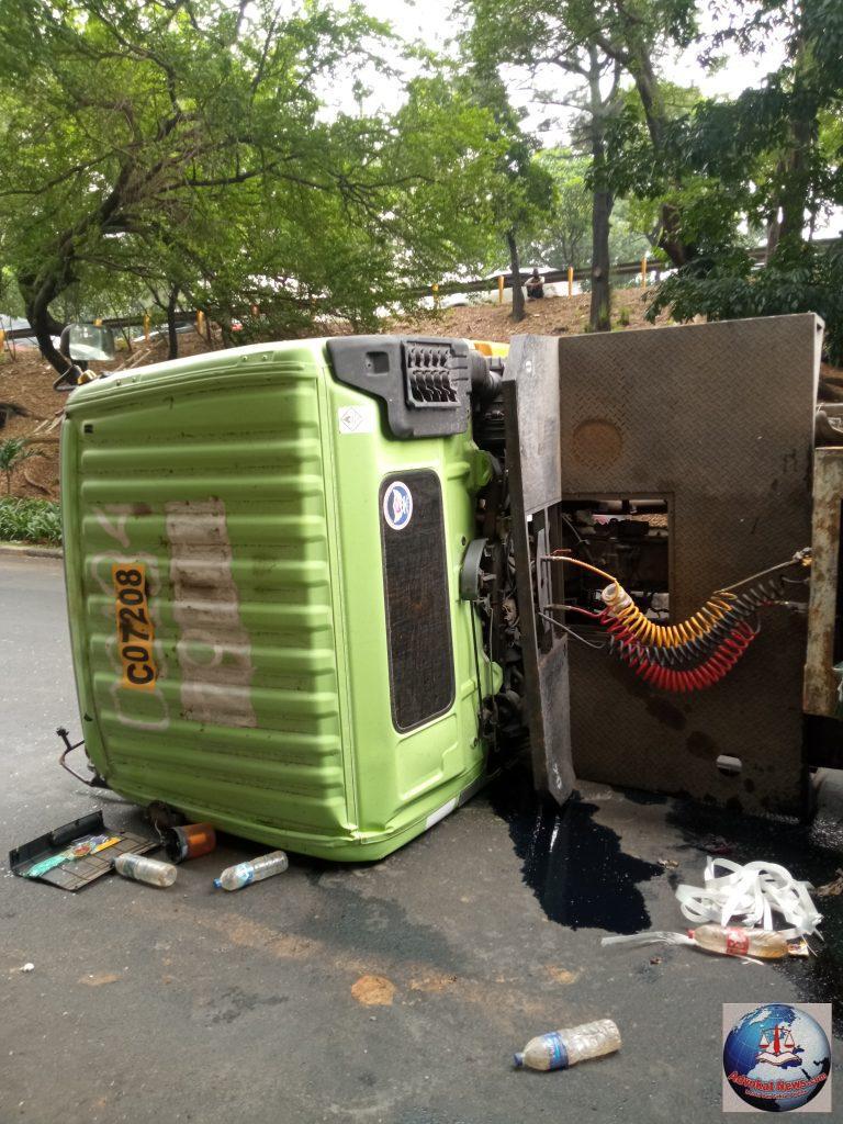 Truk Bermuatan Mesin Terguling di Tikungan Jalan Ahmad Yani Depan Apartemen Mutiara Bekasi