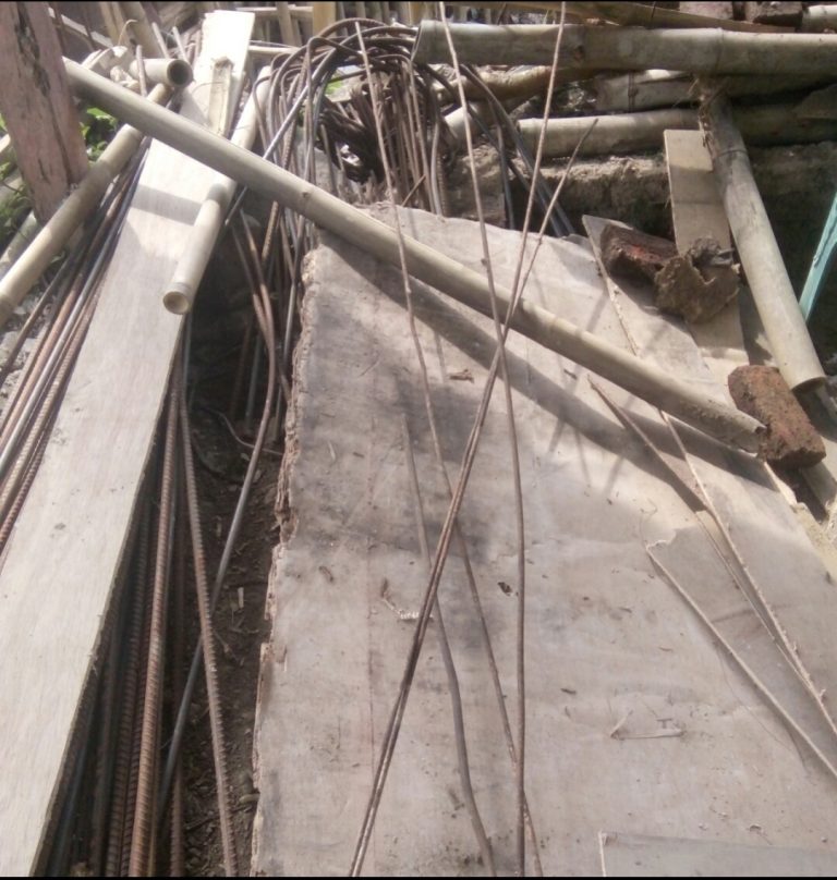 Pekerjaan Jembatan Dusun Krasak Desa Tegalsari Cilamaya wetan Pakai Matrial Besi Bekas serta tidak Pasang Papan Peroyek, Ajaib