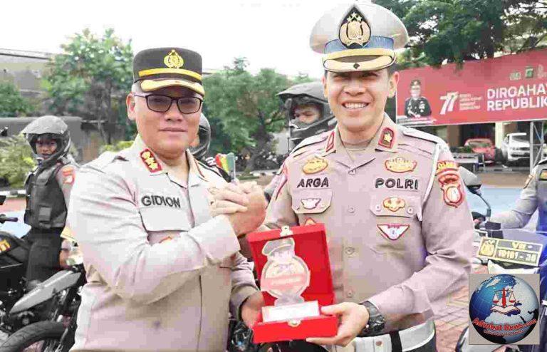 Jelang Tahun Baru, Kapolres Metro Bekasi Reward Anggota Berprestasi