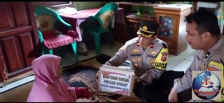 Giat Rutin Jum’at berkah, Polsek Cisaat bagikan paket Sembako kepada jompo warga kp. Leles Desa Sukaresmi
