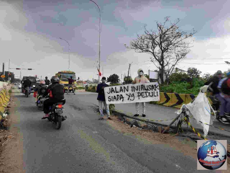 Tak Kunjung Diperbaiki, Aliansi Mahasiswa Tambun Utara Gelar Aksi di Jalan Rusak Depan Pintu Tol Gabus