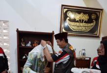 KETUM GMPB KALUNGKAN TASBIH PADA BUPATI PURWAKATA