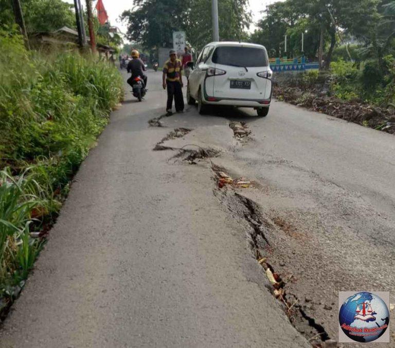 Kondisi Jalan Sriamur Depan Gerbang Tol Gabus Rusak Parah, Siapa Peduli?