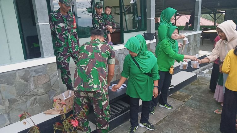 Koramil 1903/Darangdan Bagi-bagi Takjil Gratis Kepada Pengguna Jalan