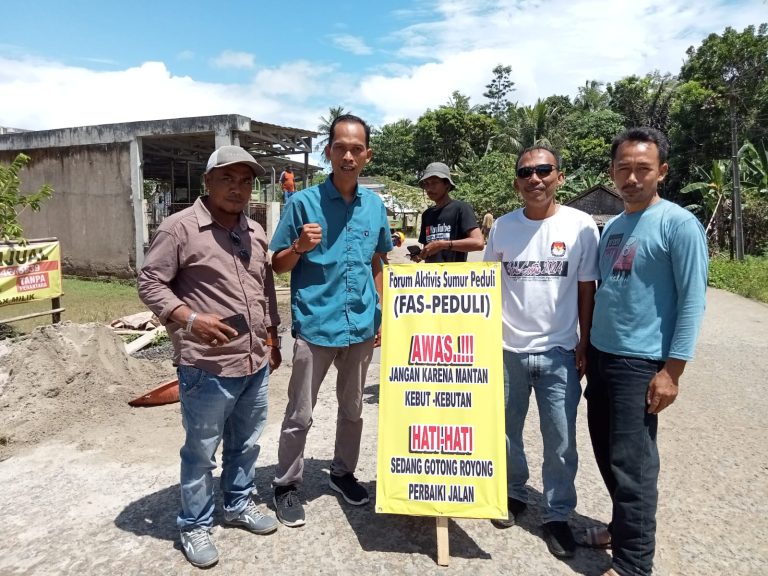 Muspika Beserta Forum Aktivis Sumur Perbaiki Jalan Rusak