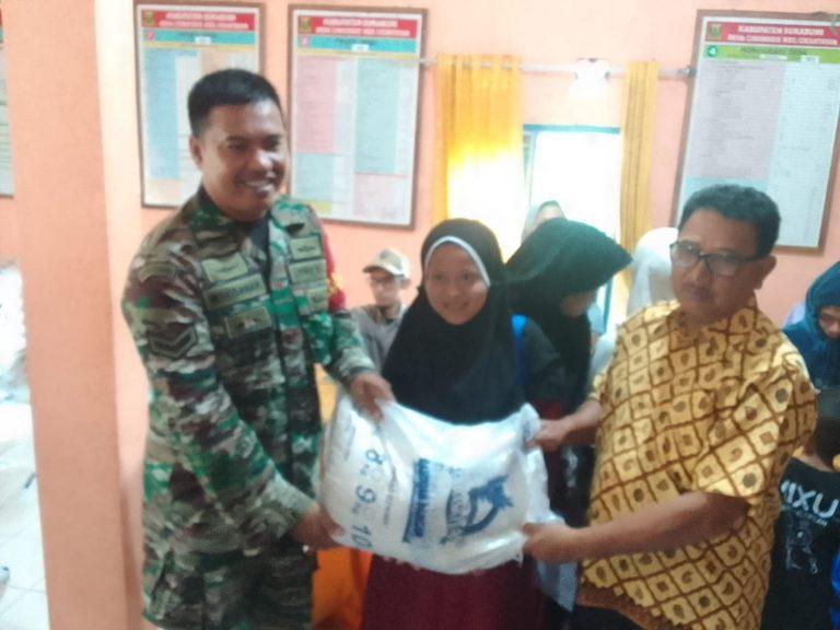 Pemdes Cimanggis distribusikan beras Bulog kepada warga desa