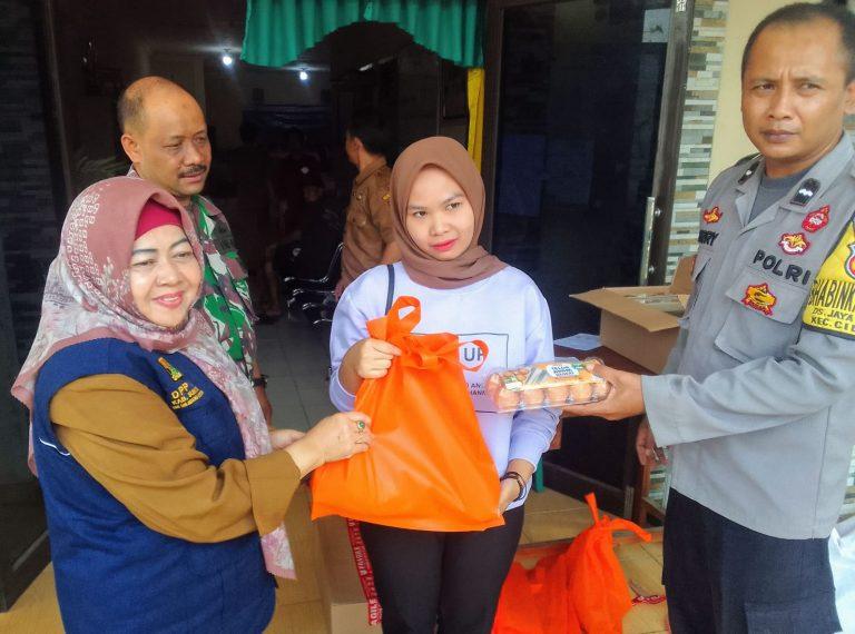 Bansos Dinas ketahan Pangan Kabupaten Sukabumi hari ini dibagikan di Desa Jaya Bakti