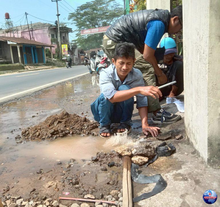 Pipa PDAM bocor dijalan Raya Karang Tengah mengganggu pengguna jalan