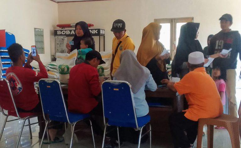 Perum Bulog salurkan bantuan sembako di Desa Pasir Doton