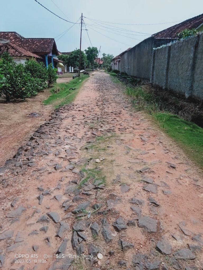 Warga Pln gang simpati keluhkan kerusakan jalan yang ada di lingkungan simpati Satu, Dua dan Tiga