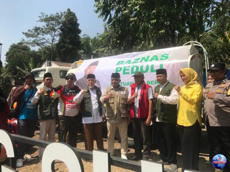 Antusias Warga Desa Padaasih saat dibagikan air bersih oleh BAZNAS Kabupaten Sukabumi