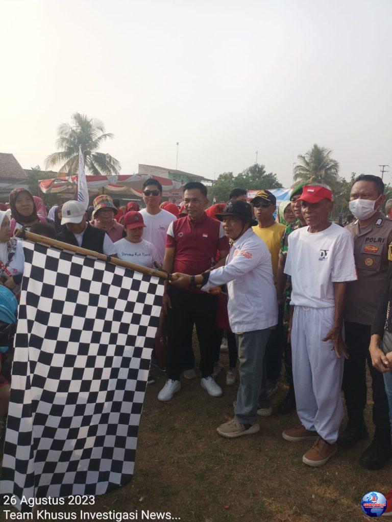 Dedi Juhari Ketua Fraksi Partai PKS Lepas Peserta Jalan Santai Semarak HUT RI 78 di RW 01 Kampung baru Purwakarta